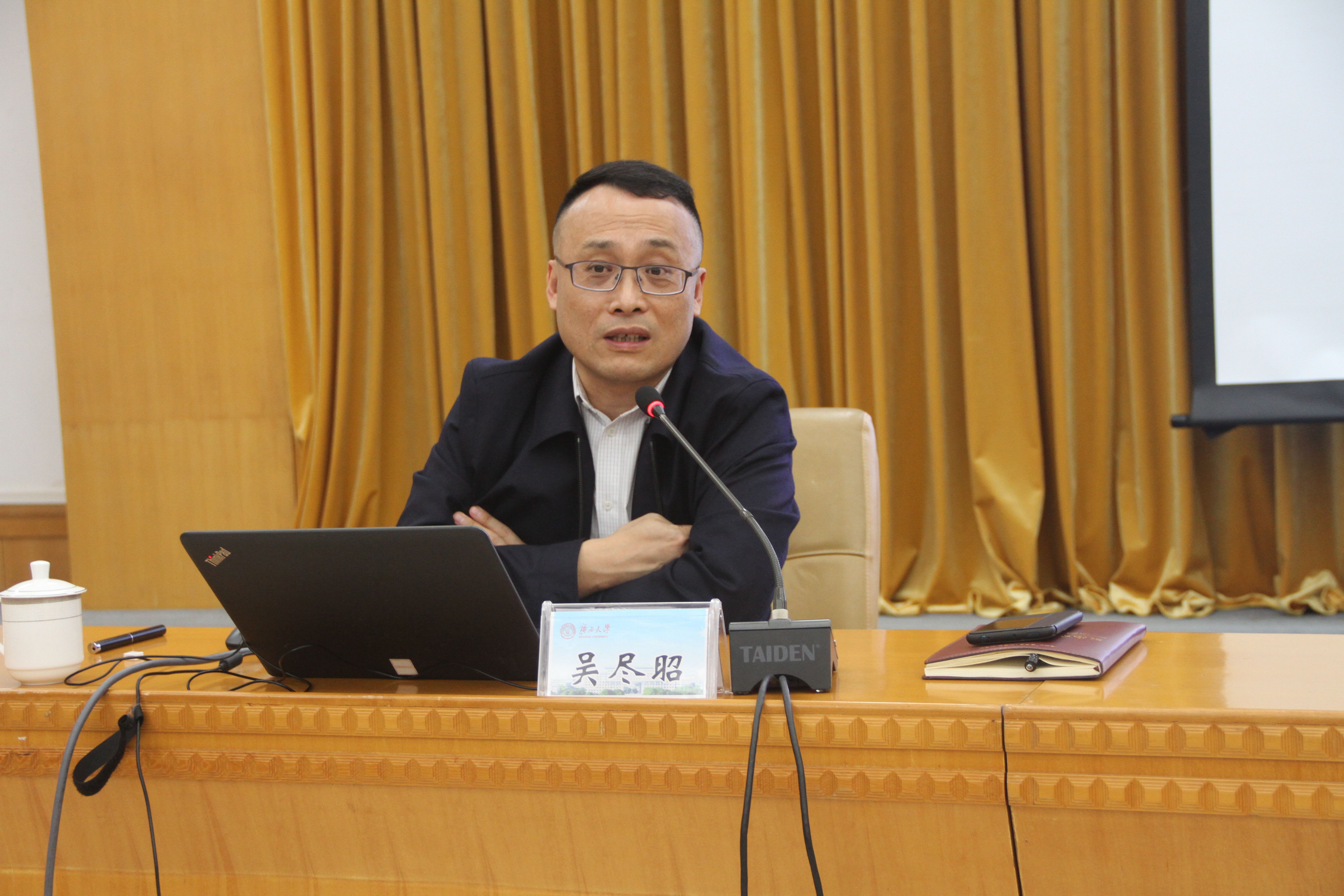 吴尽昭副书记,副校长为数信学院与物理学院师生党员讲授主题教育专题