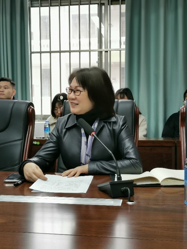 郭海燕副书记与毕业生们亲切座谈